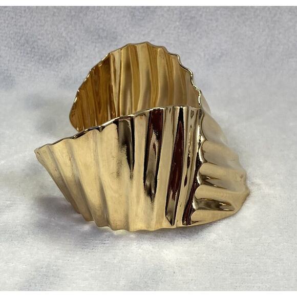 1980s Avon Gold Tone Crinkle Cuff Bracelet and Pierced Earrings Vintage - Picture 4 of 15